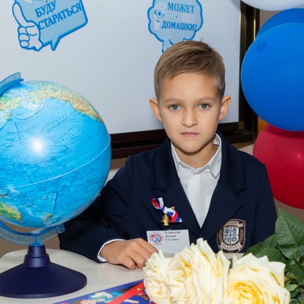 Демьяну 8 лет, он только пошёл в первый класс и уже знает, кем хочет стать - архитектором-изобретателем. 