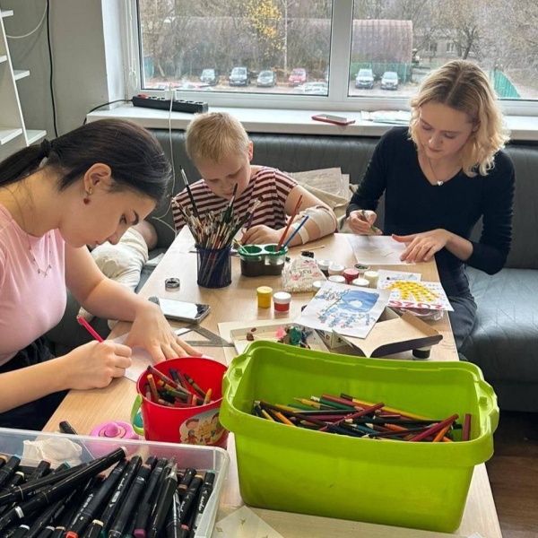 В отделении началась подготовка к Новому году, ребята придумывали сюжеты и рисовали волшебные новогодние открытки. 