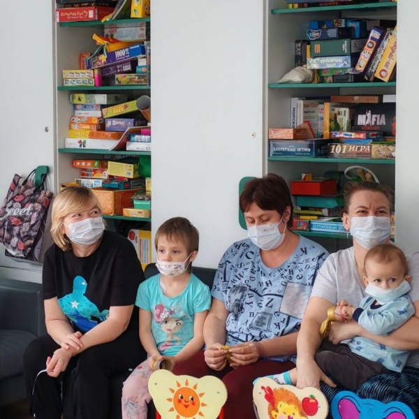 В этом году 8 марта в онкологическом отделении случилось особенное — без лишнего шума, зато с настоящими объятиями. 