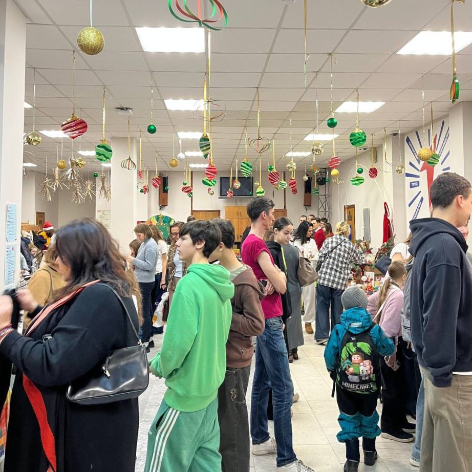 В это воскресенье, 21 декабря, в Школе №1234 прошла традиционная благотворительная ярмарка в поддержку детей с онкологическими заболеваниями, подопечных Фонда «Жизнь».