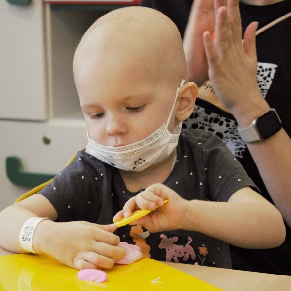 С каждым днём солнце задерживается на небе чуть дольше, в воздухе пахнет талым снегом как в детстве. 